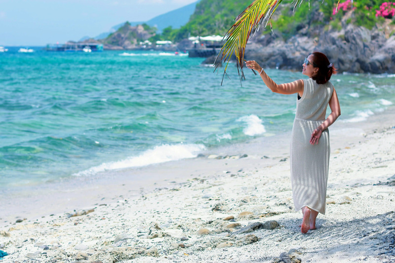 Learn English online — instructor on a beach
